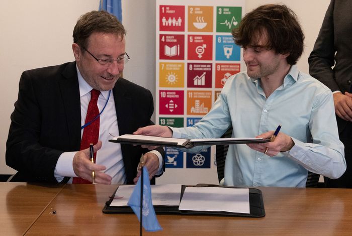 UNDP Administrator Achim Steiner and The ocean 官方168彩票即时开彩+中奖查询平台 cleanup founder & CEO Boyan Slat sign the Memorandum of Understanding at UN Headquarters in New York.